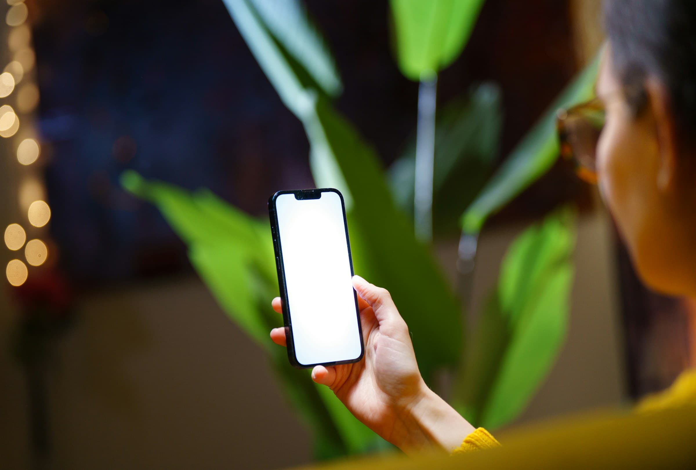 Elinde ekranı açık bir akıllı telefon tutan kişi